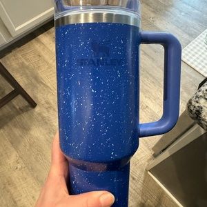 40oz Stanley, only used for a few months it does have one scratch on the handle